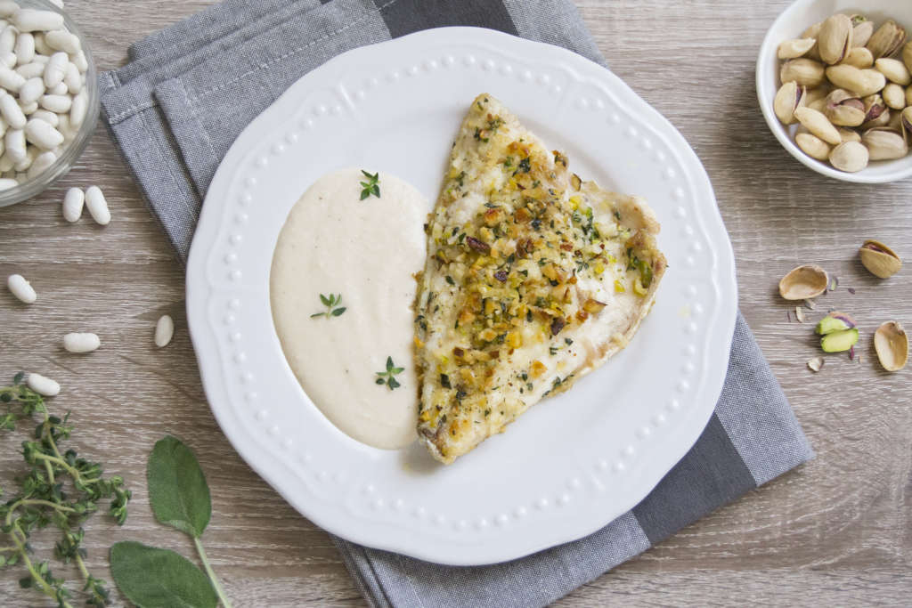 Filetto di branzino mandorle e pistacchi in crema di ...